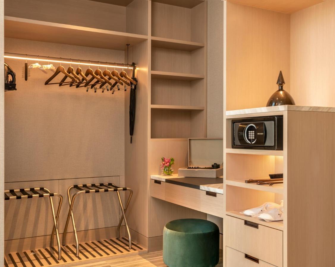 Address Istanbul Hotell Eksteriør bilde A safe in a hotel room