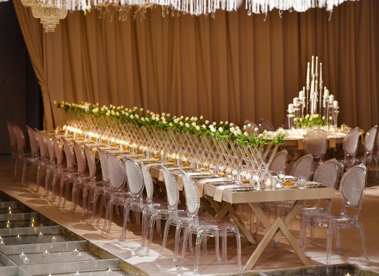 Address Istanbul Hotell Eksteriør bilde A long table with chairs