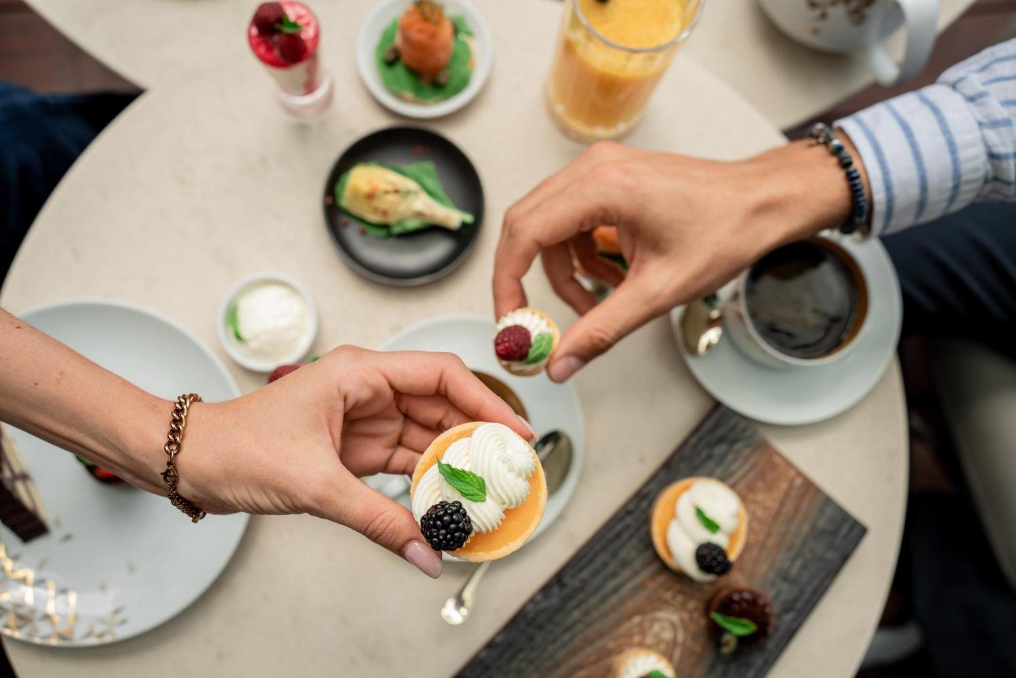 Address Istanbul Hotell Eksteriør bilde Sharing food