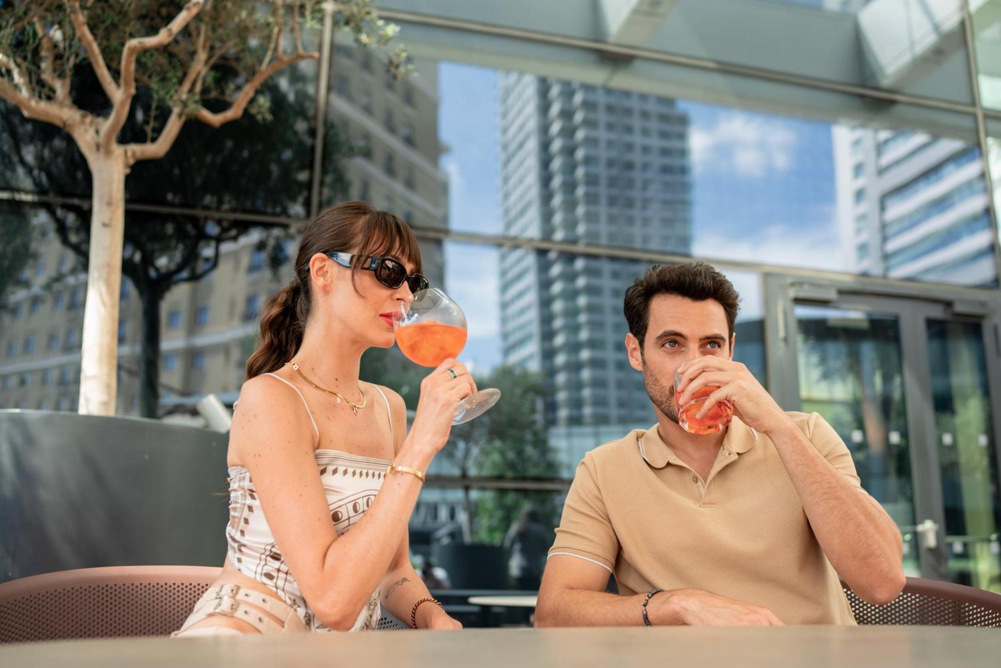 Address Istanbul Hotell Eksteriør bilde A couple drinking Aperol Spritz